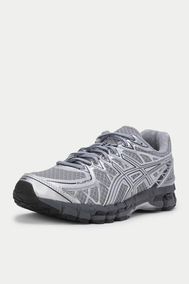 아식스 젤-카야노 20은 남성용 운동화로, 러닝과 일상생활 모두에 적합한 신발입니다. 그레이와 실버 색상의 조화가 세련된 디자인을 연출하며, 라운드 앞코에 합성가죽과 메쉬 소재를 사용하여 편안함과 내구성을 높였습니다. 4.5cm 통굽 디자인과 끈으로 여미는 방식은 안정적인 착용감을 제공하며, 젤 쿠셔닝 시스템과 인체공학적 디자인으로 편안한 착용감을 선사합니다. 러닝화 레전드 모델의 라이프스타일 버전으로, 스포티, 캐주얼, 미니멀 스타일을 즐겨 입는 분들께 추천합니다.
