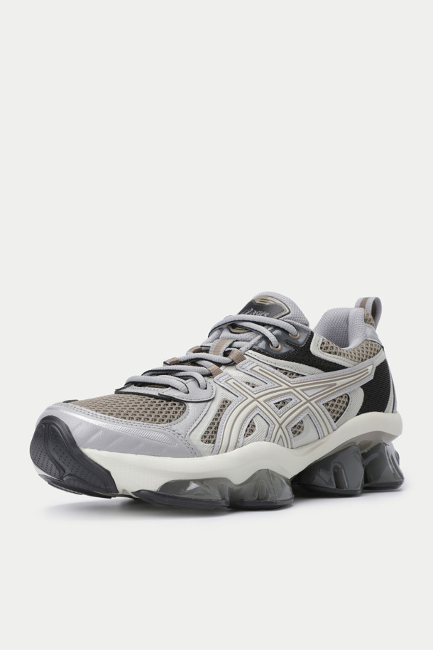 아식스 젤-퀀텀 키네틱은 남성용 운동화로, 스포츠 활동과 일상생활 모두에 적합하게 디자인되었습니다. 그레이와 화이트 색상으로 출시되었으며, 라운드 앞코와 4cm 통굽을 갖춘 스타일리시한 스니커즈입니다. 인조가죽, 메쉬, 고무 소재를 사용하여 제작되었으며, 젤 쿠셔닝 시스템, ASR-HX 아웃솔, INJECTION M8i 미드솔 기술을 적용하여 편안한 착용감을 제공합니다. 캐주얼, 스포티, 미니멀 스타일을 추구하는 분들께 산책룩, 피트니스룩으로 추천합니다.
