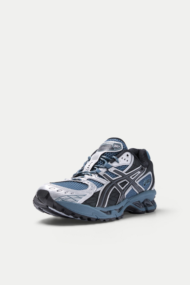 아식스 젤-님버스 10.1 남성 런닝화는 블루, 블랙, 화이트 색상으로 출시되어 러닝룩, 스포티, 캐주얼, 미니멀 스타일을 연출하기에 좋습니다. 라운드 앞코에 끈으로 여미는 디자인이며, 메쉬 소재를 사용하여 통기성을 높이고 경량성을 확보했습니다. 인조가죽, 합성섬유, 고무를 주요 소재로 사용했으며, EVA 미드솔과 비대칭 갑피 디자인으로 편안한 착용감을 제공합니다. 로고 패턴이 돋보이며 사계절 모두 활용 가능한 런닝화입니다.
