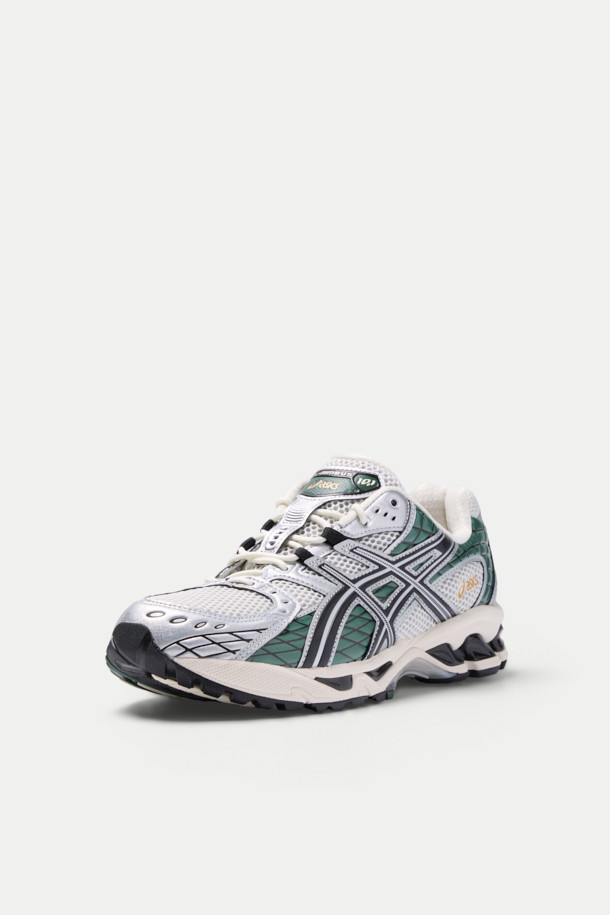 아식스 젤-님버스 10.1은 남성용 러닝화로, 화이트와 그린 컬러 조합이 특징입니다. 라운드 앞코에 끈으로 여미는 스타일이며, 오픈 메쉬 디자인과 비대칭적인 갑피 디자인이 돋보입니다. 쿠셔닝과 통기성이 뛰어나 러닝 및 일상생활에서 편안함을 제공하며, 2000년대 후반 미학을 재해석한 디자인이 스포티, 캐주얼, 미니멀 스타일을 완성합니다. 인조가죽, 합성섬유, 고무, EVA 등 다양한 소재를 사용하여 굽 높이는 중간이며, 러닝화 굽 타입으로 제작되었습니다.
