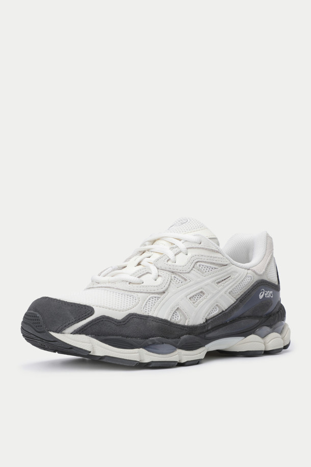 아식스 젤-NYC는 남성용 운동화로, 러닝과 일상생활 모두에 적합합니다. 화이트와 네이비 컬러로 출시되었으며, 라운드 앞코와 4cm 통굽 디자인이 특징입니다. 인조가죽, 합성섬유, 고무 등의 소재로 제작되었으며, 끈으로 간편하게 착용할 수 있습니다. 젤 쿠셔닝 시스템과 LIGHT SPEVA+N-SOLYTE 미드솔, GEL-CUMULUS 솔을 적용하여 편안한 착화감을 제공하며, 올드스쿨 감성의 디자인으로 캐주얼, 스포티, 미니멀 스타일을 연출할 수 있습니다.
