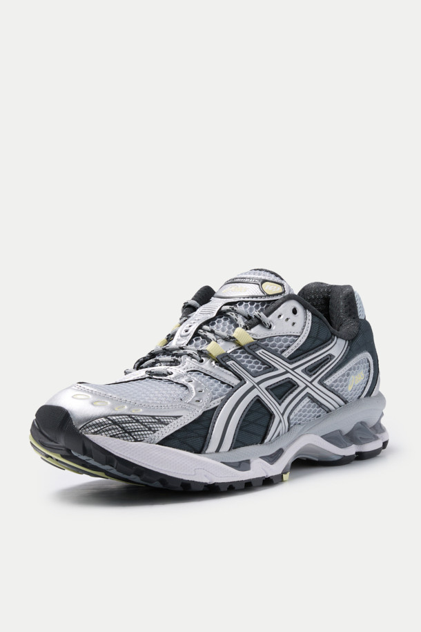 아식스 젤-님버스 10.1 남성 러닝화는 스포티, 미니멀, 레트로 스타일을 결합한 디자인입니다. 화이트, 블랙, 실버 컬러로 출시되었으며, 사계절 착용 가능합니다. 라운드 앞코에 인조가죽, 합성섬유, 고무, EVA 소재를 사용하여 제작되었으며, 중간 굽 높이에 러닝화 굽 타입입니다. 쿠셔닝과 통기성이 뛰어나며, 오픈 메쉬 디자인과 비대칭 갑피 디자인으로 기능성을 높였습니다. 2000년대 후반 미학을 재해석한 로고 패턴이 특징이며, 끈으로 간편하게 조절 가능합니다.
