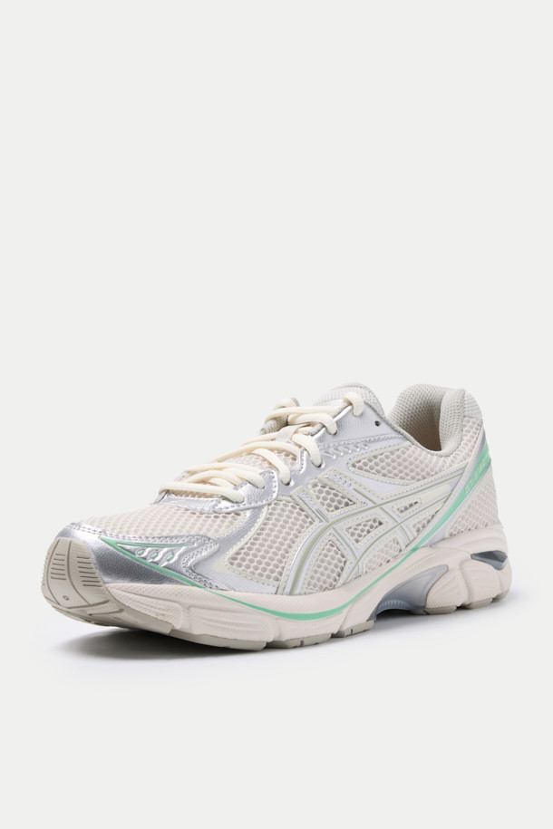 아식스 GT-2160은 남성용 운동화로, 러닝과 일상생활 모두에 적합한 디자인입니다. 화이트, 그레이, 민트 세 가지 색상으로 출시되어 다양한 스타일 연출이 가능하며, 라운드 앞코 디자인으로 편안한 착용감을 제공합니다. 인조가죽, 합성섬유, 고무, EVA 소재를 사용하여 내구성과 쿠셔닝을 동시에 갖췄으며, 끈으로 조절하는 방식입니다. 캐주얼, 미니멀, 스포티한 러닝룩에 잘 어울리는 사계절용 신발입니다.
