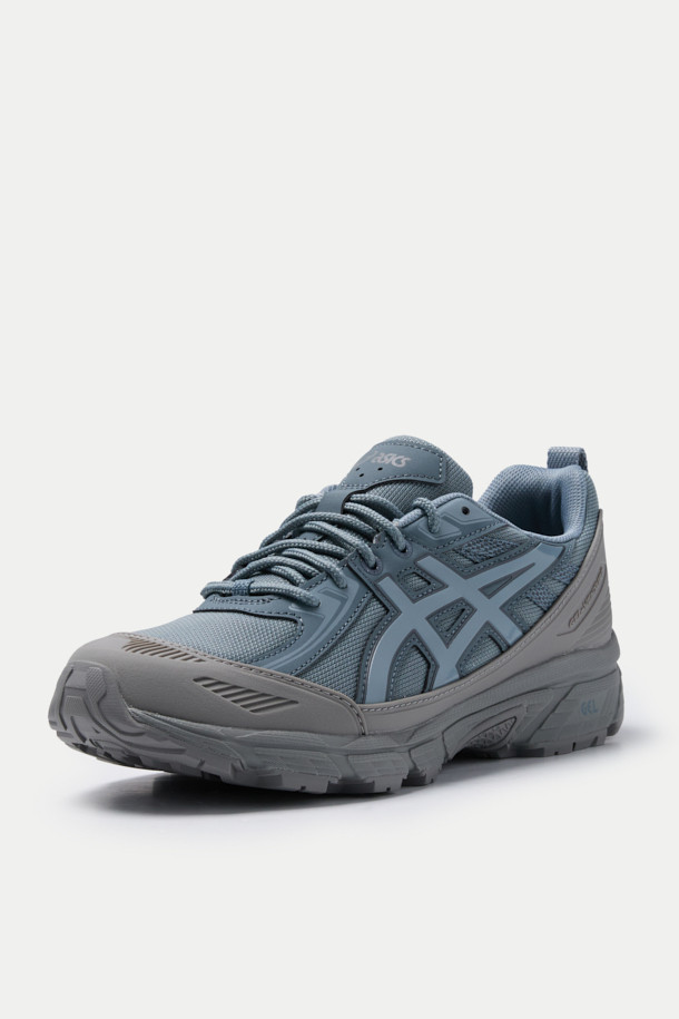 ASICS 젤-벤처 6 쉴드 남성용 신발은 트레일러닝과 일상생활 모두에 적합한 다목적 모델입니다. 그레이와 블루 두 가지 색상으로 출시되었으며, 라운드 앞코 디자인과 끈으로 여미는 스타일을 갖췄습니다. PU, 메쉬, 고무, EVA 등 다양한 소재를 사용하여 제작되었으며, 플랫 굽과 로우탑 디자인으로 편안한 착용감을 제공합니다. 캐주얼, 스포티, 미니멀 스타일을 선호하는 남성분들께 적합하며, 기능성을 강조한 디자인으로 러닝룩과 산책룩 연출에 용이합니다.
