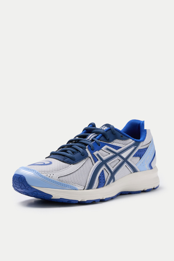 ASICS JOG 100S (아식스 조그 100S)는 남성용 신발로, 러닝과 일상생활 모두에 적합합니다. 블루, 네이비, 그레이 등 세 가지 색상으로 출시되었으며, 봄, 여름, 가을 계절에 착용하기 좋습니다. 라운드 앞코에 끈으로 묶는 형태로 제작되었으며, 인조가죽, 메쉬, 고무, EVA 소재를 사용하여 편안함과 내구성을 제공합니다. 플랫 굽에 로고 패턴, 로우탑 디자인으로 스포티, 캐주얼, 미니멀 스타일을 연출할 수 있는 조깅화 겸 운동화입니다.
