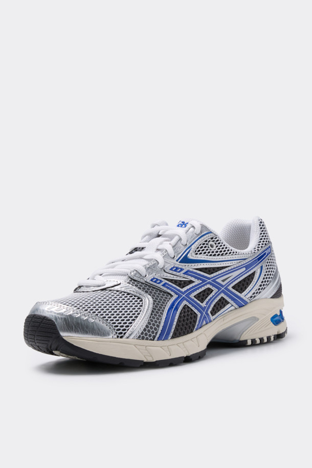 ASICS 젤 DS 트레이너 14는 남성 러닝을 위한 운동화입니다. 그레이와 블루 컬러의 조화가 돋보이며, 사계절 모두 착용 가능합니다. 라운드 앞코에 인조가죽, 합성섬유, 고무, EVA 소재를 사용하여 편안함과 내구성을 높였습니다. 쿠셔닝과 통기 기능으로 쾌적한 러닝을 지원하며, 스포티하고 미니멀한 러닝룩을 연출합니다. 끈으로 여미는 로우탑 디자인에 경량성을 더해 활동성을 극대화했습니다.
