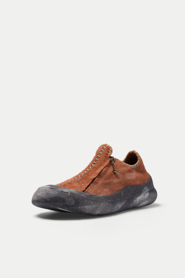 COMMUNS(커먼스) 시그니처 레더 슈즈는 남성용 신발로, 브라운 컬러의 라운드 앞코 디자인이 특징입니다. 부드러운 레더 소재로 제작되었으며, 플랫 굽에 와이드한 발볼로 편안한 착화감을 제공합니다. 일상, 출근룩, 비즈니스 캐주얼에 잘 어울리며, 클래식, 미니멀, 캐주얼 스타일을 연출하기 좋습니다. 전통적인 수공 디테일과 굵은 스티치 디테일이 돋보이며, 로우탑 디자인과 집업 여밈으로 세련된 디자인을 완성했습니다.
