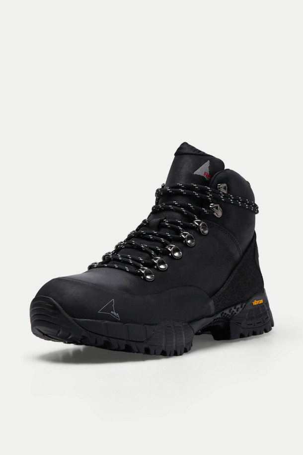 ROA 안드레아스 남성용 하이킹화는 쿠두 가죽과 고무 소재를 사용하여 뛰어난 내구성과 편안한 착용감을 제공합니다. 블랙 컬러의 라운드 앞코 디자인, 하이탑 스타일로 등산룩, 캠핑룩, 여행룩 등 다양한 아웃도어 스타일에 적합합니다. 방수 기능과 미끄럼 방지 기능, Vibram® Megagrip Vybrid 밑창, 러버 토캡으로 하이킹에 최적화되었으며, LWG 인증 가죽을 사용하여 더욱 믿을 수 있습니다. 레이스업 방식으로 조절 가능하며, 여분 신발끈이 함께 제공됩니다. 고프코어, 워크웨어, 캐주얼 스타일을 즐기는 남성에게 추천합니다.

