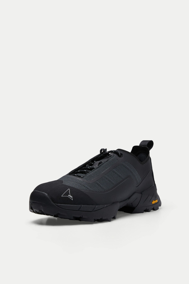 ROA(로아) Katharina Light(카타리나 라이트)는 남성용 하이킹 및 일상화로, 사계절 착용 가능한 블랙 컬러의 라운드 앞코 운동화입니다. 폴리아미드, TPU, 고무, 가죽 등 내구성이 뛰어난 주요 소재를 사용하여 제작되었으며, 낮고 플랫한 굽으로 편안한 착용감을 제공합니다. 메시 안감과 통기성이 우수한 디자인으로 쾌적함을 유지하며, 러버 토캡과 Vibram® Megagrip 아웃솔을 통해 접지력을 강화했습니다. 하이브리드 실루엣과 레이스업 여밈, 로우탑 디자인은 캐주얼, 고프코어, 미니멀 스타일과 잘 어울립니다.
