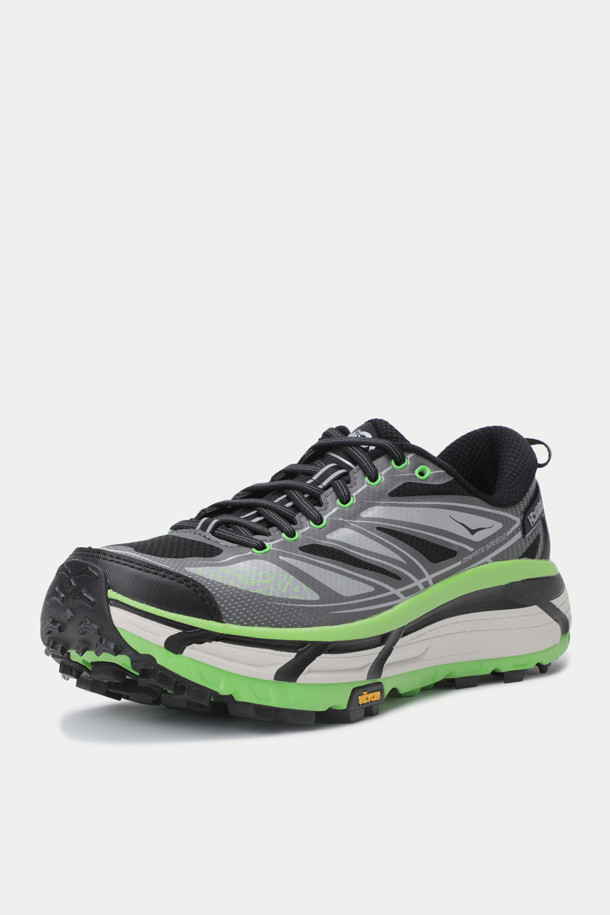 호카 마파테 스피드 2는 남성용 운동화로, 러닝, 트레일러닝, 하이킹에 적합합니다. 그레이, 블랙, 그린 색상으로 출시되었으며, 라운드 앞코에 메쉬와 TPU 소재를 사용하여 통기성과 내구성을 높였습니다. 3cm 통굽 디자인에 대칭형 쿠션 베이스, 로우 프로파일 쿠션, RMAT 미드솔, Vibram Megagrip 아웃솔을 적용하여 쿠셔닝과 접지력을 극대화했습니다. 스포티, 고프코어, 미니멀 스타일 연출에 용이하며, 끈으로 조절하는 방식입니다.
