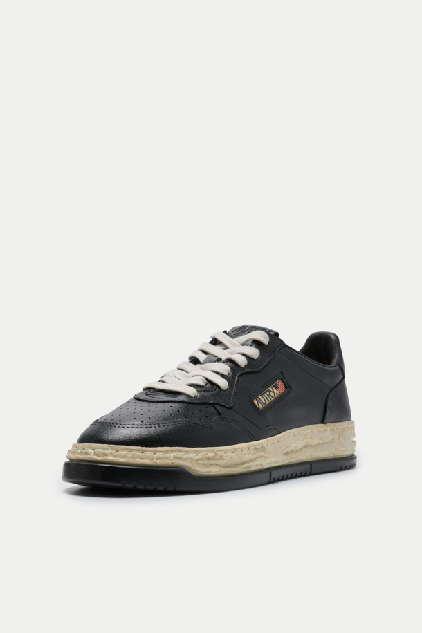 Mihara Yasuhiro (미하라 야스히로)와 AUTRY (오트리)의 콜라보레이션, SUP VINT LOW MAN 스니커즈입니다. 블랙 컬러의 가죽, 고무 소재로 제작되었으며, 라운드 앞코에 레이스업 방식으로 편안하게 착용 가능합니다. 봄, 여름, 가을 시즌에 활용하기 좋으며, 일상, 출근룩, 산책룩 등 다양한 TPO에 매치할 수 있습니다. 아이코닉한 Medalist (메달리스트) 모델을 재해석하여, 토 부분의 마이크로 펀칭 디테일, 텅 부분 자수 라벨, 요철이 있는 미드솔, 프리미엄 미드솔 소재를 사용하여 디자인과 기능성을 모두 잡았습니다. 클래식, 미니멀, 캐주얼 스타일을 즐기는 남성분들께 추천합니다.
