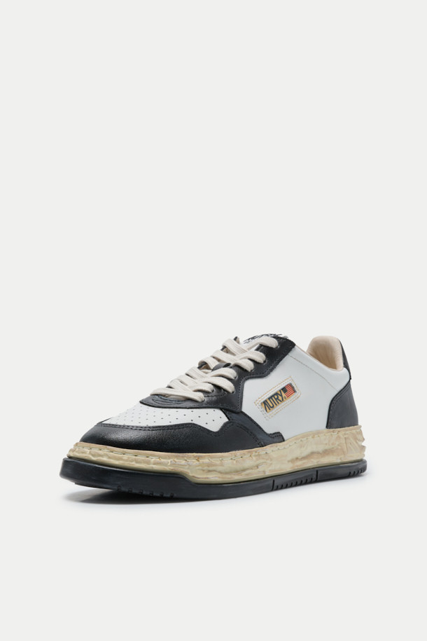 Mihara Yasuhiro (미하라 야스히로)와 AUTRY (오트리)의 협업으로 탄생한 SUP VINT LOW MAN 스니커즈입니다. 남성용으로, 화이트, 블랙, 베이지 세 가지 색상으로 출시되었습니다. 클래식, 미니멀, 캐주얼 스타일을 아우르며 출근룩, 데이트룩 등 다양한 TPO에 활용 가능합니다. 라운드 앞코와 레이스업 디자인, 로우탑 실루엣이 특징이며, 가죽과 고무 소재를 사용하여 내구성과 편안함을 모두 갖췄습니다. 아이코닉한 Medalist (메달리스트) 모델을 재해석하여, 토 부분 마이크로 펀칭 디테일, 텅 부분 자수 라벨, 요철 미드솔, 수작업 공정으로 완성된 솔 등 섬세한 디테일이 돋보입니다.
