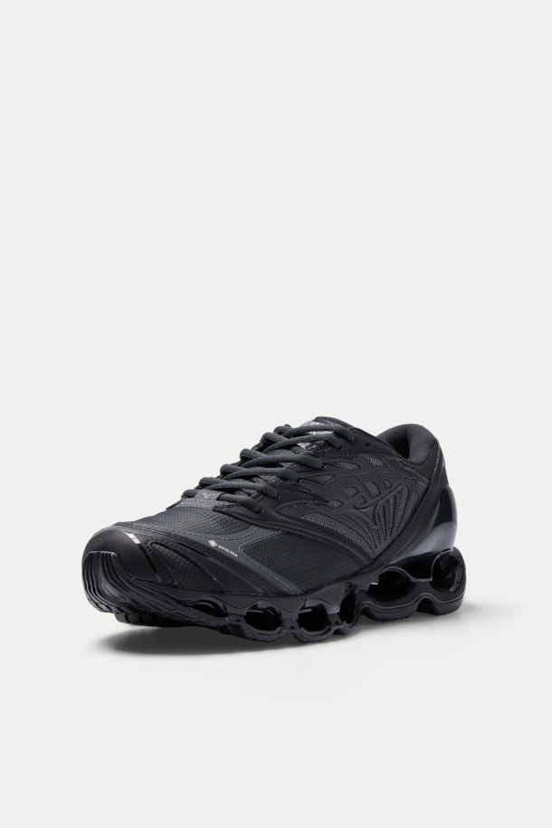 미즈노 웨이브 프로퍼시 LS GTX는 남성용 러닝 및 일상화입니다. 블랙 컬러의 라운드 앞코 디자인으로, 폴리에스터, 고무, EVA, 플라스틱 등의 소재를 사용하여 제작되었습니다. 중간 굽 높이에 통굽 타입으로, 고어텍스 소재를 적용하여 방수 및 생활 방수 기능을 제공하며 통기성 또한 우수합니다. 캐주얼, 미니멀, 스포티한 스타일을 연출하며, 러닝룩과 출근룩에 모두 잘 어울립니다. 끈으로 여미는 로우탑 디자인으로, 사계절 착용 가능합니다.
