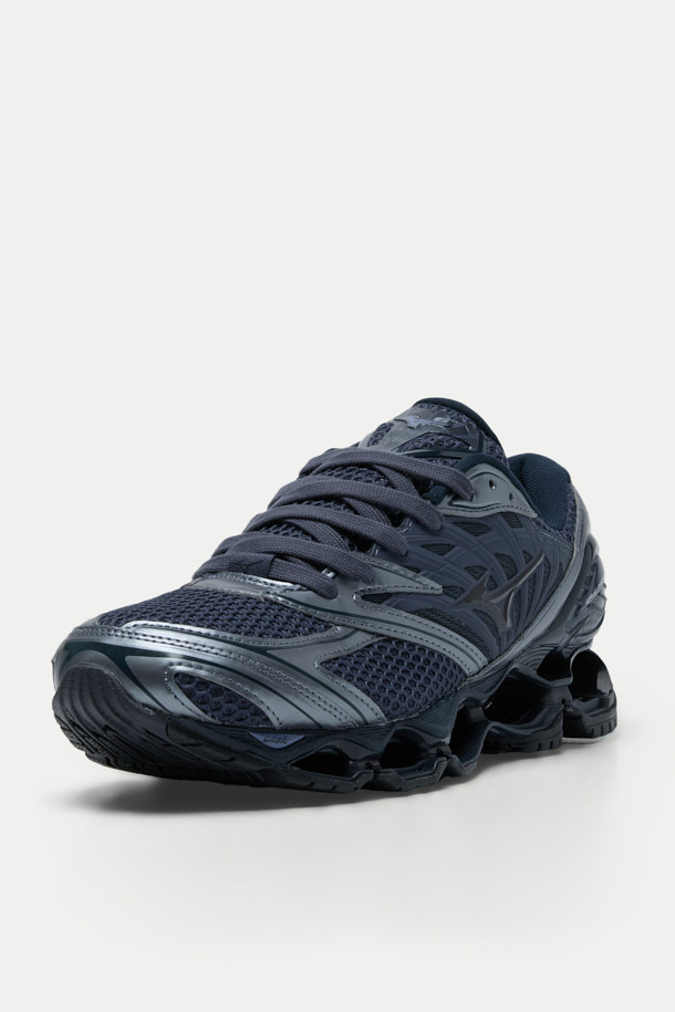 미즈노 웨이브 프로퍼시 LS는 남성용 신발로, 러닝과 일상생활 모두에 적합한 스니커즈입니다. 네이비와 실버 컬러 조합, 라운드 앞코 디자인, 그리고 무지 패턴으로 스포티, 캐주얼, 미니멀 스타일을 연출합니다. 메쉬 및 TPU 소재를 사용하여 통기성이 뛰어나며, 발볼은 일반 핏입니다. 특히 INFINITY WAVE 기술을 적용하여 편안한 착용감을 제공하며, Y2K 무드를 살린 실버 메탈릭 마감이 돋보입니다.
