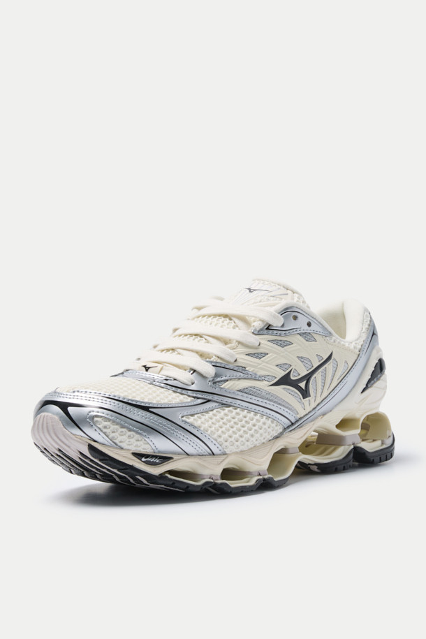 미즈노 웨이브 프로퍼시 LS는 Y2K 무드를 담아낸 남성용 러닝화입니다. 실버와 화이트 컬러의 조화가 돋보이며, 오픈 메쉬 소재를 사용하여 뛰어난 통기성을 제공합니다. INFINITY WAVE 기술을 적용하여 편안한 착용감을 선사하며, 실버 메탈릭 마감으로 스포티한 스타일을 강조합니다. 러닝룩에 완벽하게 어울리는 이 신발은 사계절 내내 활용 가능합니다.
