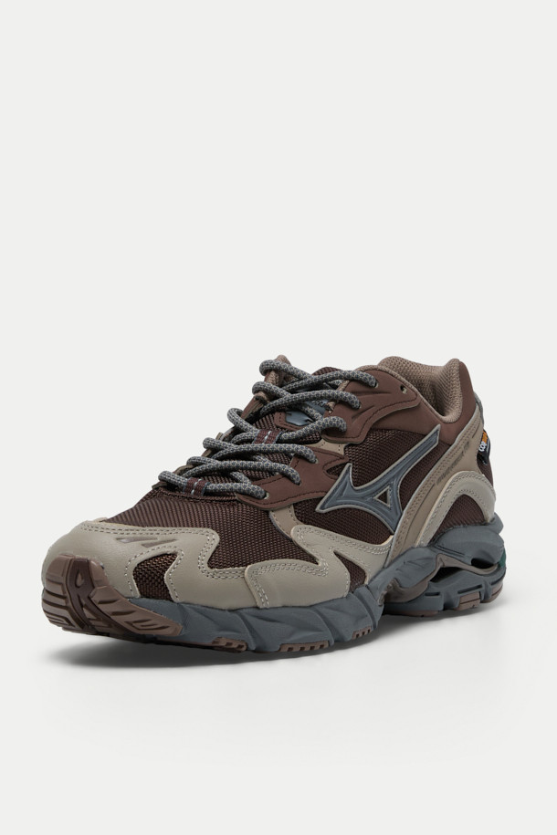 미즈노 웨이브 라이더 10 코듀라 남성 운동화는 러닝, 아웃도어 활동, 일상에서 폭넓게 활용 가능한 신발입니다. 브라운, 그레이, 블루 세 가지 색상으로 출시되었으며, 사계절 모두 착용 가능합니다. 라운드 앞코에 코듀라 메쉬와 가죽 소재를 사용하여 제작되었으며, 플랫 굽과 끈으로 간편하게 조절할 수 있습니다. 내구성이 뛰어난 X-10 아웃솔과 우수한 접지력을 제공, 멀티 컬러 아웃솔 디자인으로 스포티한 룩을 연출합니다. 러닝룩, 산책룩, 캐주얼, 미니멀, 스포티 스타일을 즐기는 남성에게 추천합니다.
