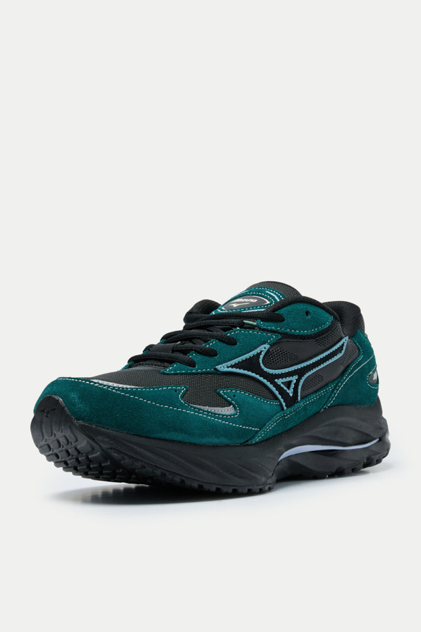 미즈노 웨이브 라이더는 남성용 운동화로, 러닝과 일상생활 모두에 적합한 신발입니다. 그린과 블랙 색상으로 출시되어 다양한 스타일 연출이 가능하며, 스웨이드, 메쉬, 고무를 주요 소재로 사용하여 편안함과 내구성을 동시에 제공합니다. 캐주얼, 스포티, 미니멀 스타일을 소화하며, 반사 디테일과 WR26 아웃솔, 힐 스포일러 구조는 기능성을 더합니다. 부드러운 접지감으로 편안한 러닝룩을 완성해 보세요.
