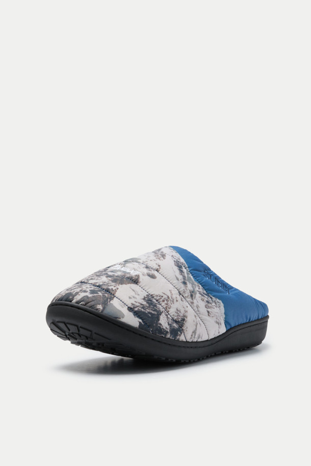 NANGA PARBAT WINTER SANDAL(난가 파르바트 윈터 샌들)은 추운 겨울에도 따뜻하고 스타일리시하게 연출할 수 있는 남성용 샌들입니다. 부드러운 플리스 안감과 4중 구조 쿠션 인솔이 편안한 착용감을 제공하며, 발을 포근하게 감싸줍니다. 나일론, 합성 고무, 플리스 소재로 제작되었으며, 라운드 앞코에 슬립온 디자인으로 편리하게 신고 벗을 수 있습니다. SUBU 콜라보레이션으로 제작되었으며, 이시카와 나오키 사진 프린트가 돋보이는 캐주얼, 미니멀, 고프코어 스타일의 샌들입니다. 집콕룩, 여행룩, 캠핑룩 등 다양한 TPO에 활용할 수 있으며, 블랙, 블루, 화이트 3가지 색상으로 출시되었습니다.
