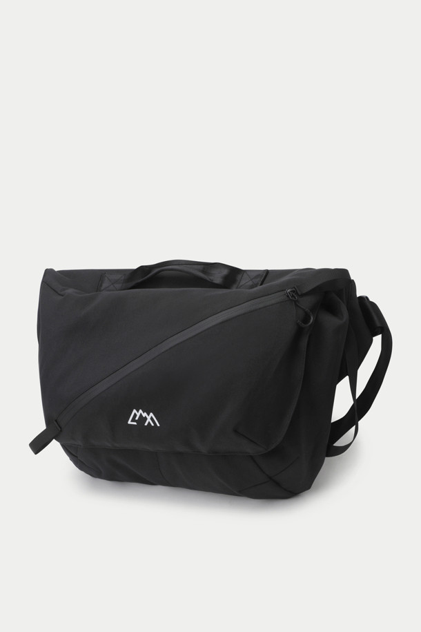 CMF 메신저 백은 테크니컬 및 밀리터리 스타일을 기반으로, 출근룩과 캐주얼, 미니멀 스타일을 추구하는 남성 고객에게 적합한 가방입니다. 블랙 색상의 무지 디자인, 미디엄 사이즈의 나일론 소재로 제작되었으며, 15.6인치 PC 수납이 가능하여 실용성을 높였습니다. 방수 기능과 경량 설계로 일상 및 아웃도어 활동에 적합하며, ITW NEXUS COBRA 버클과 DURAFLEX 버클을 사용하여 견고함과 스타일을 동시에 잡았습니다. 3점 벨트 시스템, PK in PK 포켓, 매거진 포켓 등의 특징을 갖춘 사각 형태의 메신저 백입니다.
