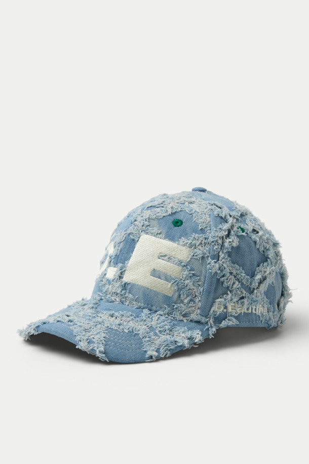 B.EAUTIFUL b.E 햇은 캐주얼, 스트리트, 미니멀 스타일을 소화하는 공용 스냅백입니다. 데님 소재에 로고 자수 디자인이 돋보이며, 블루와 화이트 두 가지 색상으로 출시되었습니다. 봄, 여름, 가을 시즌에 착용하기 좋으며, 여행이나 산책 시 편안하게 연출할 수 있습니다. 미드 크라운 모자 깊이와 스터럭처드 핏으로 안정감 있는 착용감을 제공하며, 사이즈 조절 기능으로 더욱 편리합니다.
