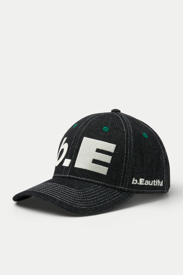 B.EAUTIFUL b.E 햇은 캐주얼, 스트리트, 미니멀 스타일을 즐겨 입는 남녀 공용 모자입니다. 봄, 여름, 가을 시즌에 착용하기 좋으며, 블랙 컬러의 면 소재로 제작되었습니다. 미드 크라운 모자 깊이에 스냅백 스트랩으로 사이즈 조절이 용이하며, 앞면, 옆면, 뒷면에 자수 디테일이 돋보입니다. 구조화된 핏으로 디자인되어 편안한 착용감을 선사합니다.
