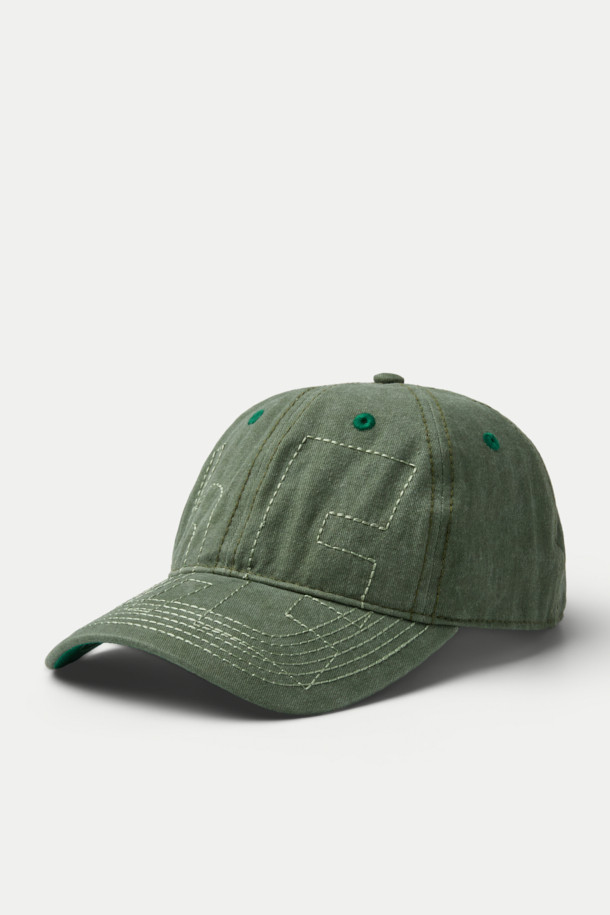 B.EAUTIFUL(뷰티풀) Vapor(베이퍼) 6 패널 캡은 산책룩, 캐주얼, 미니멀, 클래식 스타일에 어울리는 모자입니다. 그린 컬러의 면 소재로 제작되었으며, 봄, 여름, 가을 계절에 착용하기 좋습니다. 로우 크라운 디자인에 앞면, 옆면, 뒷면에 스티치 자수 디테일이 돋보입니다. 언스트럭처드 핏으로 편안하며, 벨크로 스트랩으로 사이즈 조절이 가능합니다. 데일리룩에 포인트 아이템으로 활용하기 좋은 6 패널 캡입니다.
