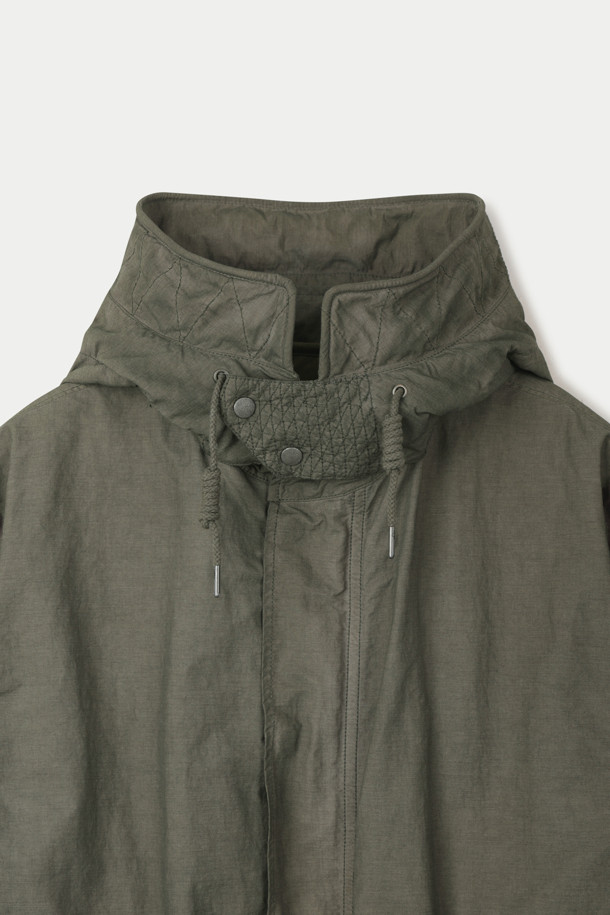 다잉 모즈코트는 밀리터리 스타일과 미니멀한 디자인을 결합한 아우터입니다. 가을, 겨울 시즌에 어울리는 두꺼운 두께감으로 보온성을 높였으며, 부드러운 촉감이 특징입니다. 카키와 올리브 두 가지 색상으로 출시되었으며, 탈부착 가능한 후드와 퀼팅 내피를 포함하여 실용성을 더했습니다. 가먼트 다잉 가공과 피치 가공을 통해 은은한 멋을 더했고, 세미 오버핏으로 편안한 착용감을 선사합니다. 출근룩, 미니멀, 클래식, 워크웨어 스타일을 즐겨 입는 분들께 추천합니다.
