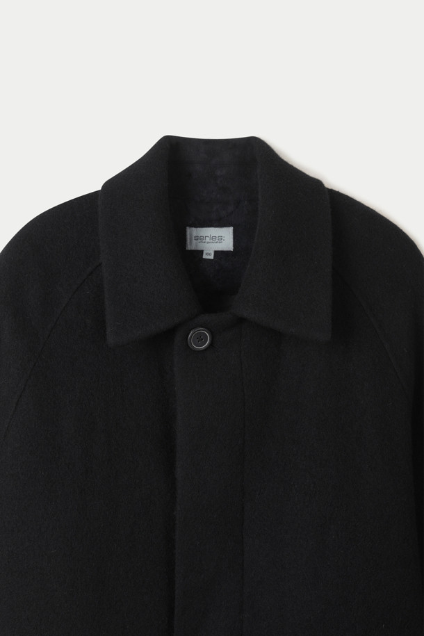 이번 겨울, 당신의 스타일을 완성할 롱 발마칸 핸드메이드 코트입니다. 차분한 색감의 무지 디자인으로, 미니멀하고 시크한 스타일을 연출하기에 좋습니다. 울과 알파카 혼방 소재로 제작되어 부드러운 촉감과 함께 뛰어난 보온성을 제공하며, 두꺼운 두께감으로 한겨울에도 따뜻하게 착용 가능합니다. 오버핏 디자인과 롱 기장으로 편안함과 스타일리시함을 동시에 잡았으며, 가볍고 유연한 착용감, 절제된 디테일이 특징입니다. 데일리룩, 출근룩, 모임룩 등 다양한 TPO에 활용하여 클래식하면서도 세련된 겨울 코디를 완성해 보세요.
