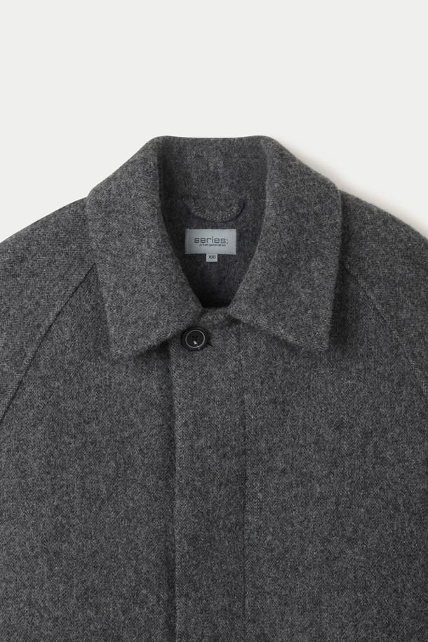 세련된 무드의 투톤 발마칸 핸드메이드 코트입니다. 그레이 투톤 컬러로, 겨울철 데일리룩, 오피스룩, 모임룩 등 다양한 TPO에 활용하기 좋습니다. 울과 알파카 혼방 소재로 제작되어 부드러운 촉감과 두꺼운 두께감으로 따뜻하게 착용할 수 있습니다. 핸드메이드 봉제, 가벼운 착용감, 여유로운 숄더라인, 간결한 포켓 구성이 특징이며, 오버핏으로 미니멀하고 시크한 스타일을 연출합니다. 리버서블 디자인으로 활용성을 높였습니다.
