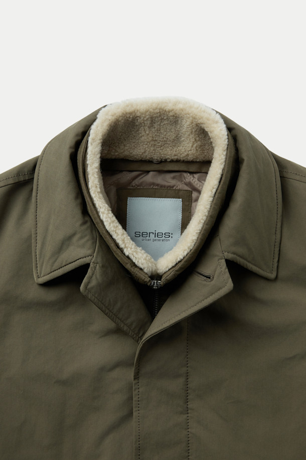 멕켄지 구스코트는 미니멀하고 베이직한 스타일의 겨울용 아우터입니다. 카키와 올리브 두 가지 색상으로 출시되었으며, 무릎 기장의 무지 디자인이 특징입니다. 고밀도 원단과 구스다운 충전재를 사용하여 보온성을 높였으며, 탈부착 가능한 베스트 패널과 양털 넥으로 다양한 스타일 연출이 가능합니다. 레귤러핏과 세미오버핏 두 가지 핏으로 제공되며, 지퍼와 히든 버튼으로 여밈 방식을 더했습니다. 출근룩과 여행룩에 모두 활용하기 좋은, 부드러운 촉감의 구스다운 코트입니다.
