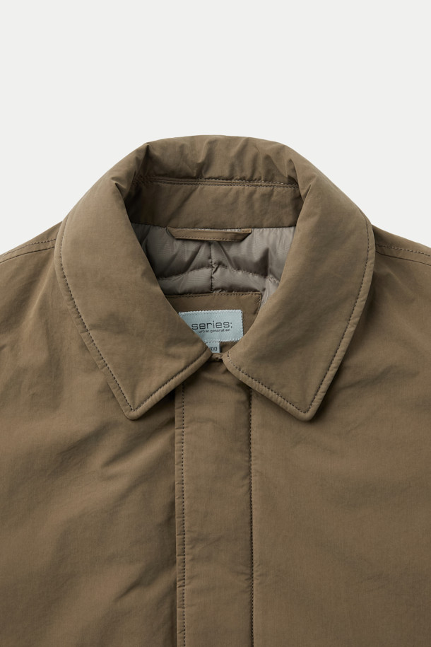 겨울철 일상과 출근룩, 여행룩에 모두 잘 어울리는 구스 코트입니다. 카키와 브라운 두 가지 색상으로 출시되어 미니멀하고 베이직한 스타일을 연출합니다. 롱 기장에 세미 오버핏으로 편안한 착용감을 선사하며, 버튼 여밈 방식으로 간편하게 입고 벗을 수 있습니다. 나일론과 폴리에스테르 혼방 소재로 제작되어 두꺼운 두께감과 부드러운 촉감을 자랑하며, 드롭숄더 디자인과 퀼팅 안감, 생활 방수 및 방풍 기능을 갖춰 보온성을 높였습니다. 
