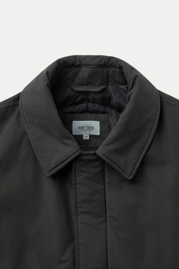 세련된 겨울 스타일을 완성하는 블랙 구스 코트입니다. 일상생활은 물론, 출근룩에도 잘 어울리는 미니멀하고 베이직한 디자인이 특징입니다. 롱 기장에 세미 오버핏으로 편안한 착용감을 선사하며, 지퍼형 여밈으로 간편하게 탈착용할 수 있습니다. 고밀도 나일론과 폴리에스테르 혼방 소재에 구스다운 충전재를 사용하여 뛰어난 보온성을 제공하며, 생활 방수 및 방풍 기능으로 추운 날씨에도 끄떡없습니다. 드롭 숄더 디자인과 퀼팅 안감으로 고급스러운 디테일을 더했습니다.
