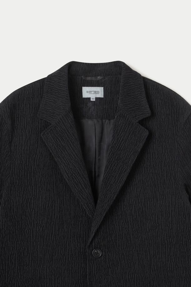 **(SET UP) 크리즈 코듀로이 루즈핏 셋업 재킷**은 남성용 아우터로, 가을과 겨울에 착용하기 좋은 두꺼운 두께감의 코듀로이 소재 셋업 재킷입니다. 캐주얼, 베이직 스타일로 일상복으로 활용하기 좋으며, 블랙 컬러의 무지 디자인이 특징입니다. 테일러드 코트 타입의 싱글 버튼 여밈 방식이며, 루즈핏으로 편안한 착용감을 선사합니다. 크리즈 디테일이 돋보이는 긴 소매 재킷입니다.
