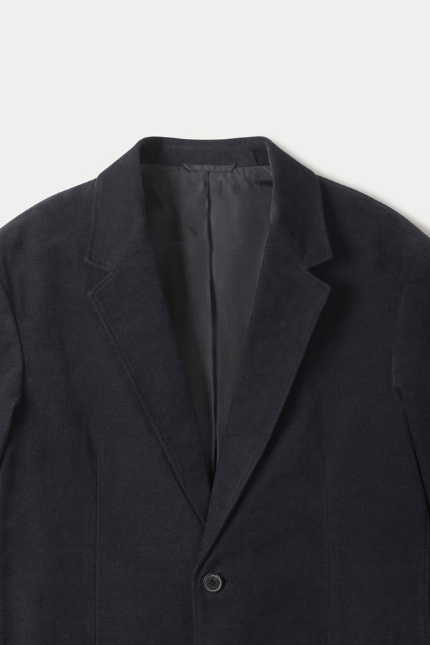 (SET UP) 코듀로이 스탠다드 셋업 재킷은 클래식과 캐주얼 무드를 넘나드는 남성용 아우터입니다. 두꺼운 두께감의 부드러운 코듀로이 소재로 제작되어 겨울철 보온성을 높여줍니다. 레귤러핏에 싱글 또는 2버튼 여밈 방식으로, 일상, 출근룩, 비즈니스 캐주얼 등 다양한 TPO에 활용 가능합니다. 무지 패턴에 스탠다드 코트 타입이며, 패치 포켓 디테일이 특징입니다. 셋업으로 착용하여 스타일리시한 겨울 데일리룩을 완성해보세요.
