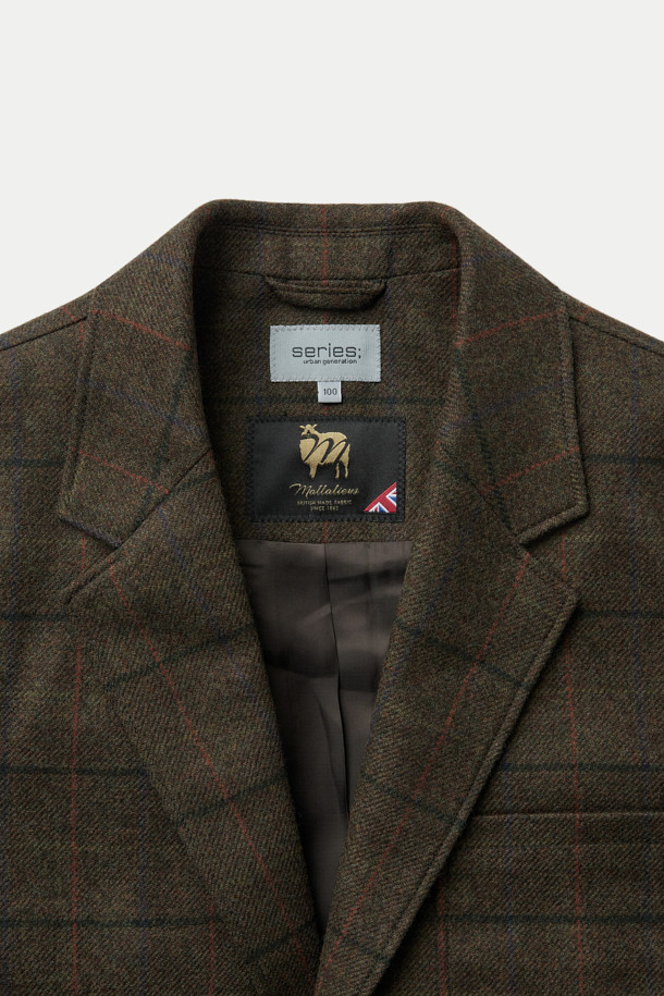 Mallalieus(말리아우스) 체크 뉴레귤러 재킷은 영국 Mallalieus(말리아우스) 社의 트위드 소재를 사용하여 제작되어 뛰어난 내구성과 보온성을 자랑합니다. 부드러운 촉감의 울 소재와 컴포트핏으로 편안한 착용감을 선사하며, 간절기와 겨울철에 활용하기 좋습니다. 클래식과 캐주얼 스타일을 모두 아우르는 디자인으로, 출근룩, 비즈니스 캐주얼, 모임룩 등 다양한 때와 장소와 목적에 활용할 수 있습니다. 브라운 컬러의 체크 패턴, 긴 소매, 싱글 버튼 여밈 방식, 패치 포켓, 2버튼 디테일이 돋보입니다.