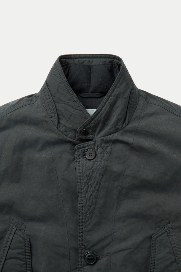 베노 올메텍스는 캐주얼, 미니멀, 클래식 스타일을 아우르는 공용 점퍼형 재킷입니다. 가을, 겨울 시즌에 적합하며, 일상 및 캐주얼 용도로 활용하기 좋습니다. 블랙 컬러의 무지 디자인으로 밀리터리 스타일의 무드를 연출합니다. 루즈핏으로 편안한 착용감을 선사하며, 지퍼와 스냅으로 여밈 방식을 갖췄습니다. 이탈리아 OLMETEX S.P.A 원단을 사용하여 부드러운 촉감을 자랑하며, 탈부착 가능한 이너 베스트와 3M 신슐레이트 충전재로 보온성을 높였습니다. 방수 기능과 내구성을 갖춰 출근룩, 여행룩 등 다양한 TPO에 활용 가능합니다.
