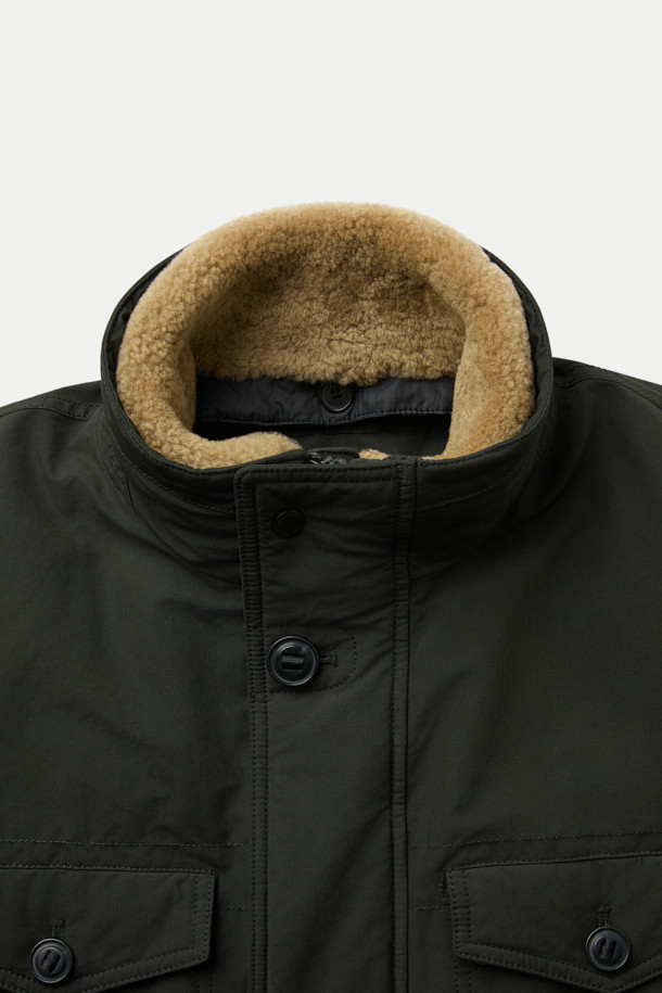 빈티지 무드를 더한 양털 카라 다운 재킷입니다. 넉넉한 루즈핏으로 편안한 착용감을 선사하며, 탈부착 가능한 양털 패널이 보온성을 높여줍니다. 소매 안쪽 니트 바람막이 디테일과 구조적인 실루엣이 특징이며, 다양한 이너 레이어링으로 스타일 연출이 용이합니다. 두꺼운 두께감과 부드러운 촉감의 폴리에스테르, 양모 혼방 소재로 제작되어 겨울철에도 따뜻하게 착용할 수 있습니다. 캐주얼, 미니멀, 클래식 등 어떤 스타일에도 잘 어울리는 블랙 컬러의 다운 재킷입니다.
