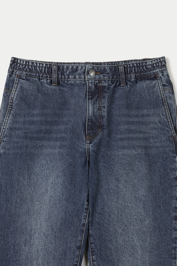 중청 릴렉스 데님팬츠는 캐주얼과 포멀 스타일을 모두 아우르는 사계절용 긴 바지입니다. 스트레치 데님 소재로 제작되어 편안한 착용감을 제공하며, 빈티지 워싱으로 트렌디한 멋을 더했습니다. 면 97%와 폴리우레탄 3% 혼방으로 제작되어 활동성을 높였으며, 릴랙스핏으로 편안한 착용감을 선사합니다. 켄톤 단추와 지퍼, 더블 스티치 보강으로 내구성을 높여 데이트룩, 쇼핑룩 등 다양한 TPO에 활용하기 좋습니다.
