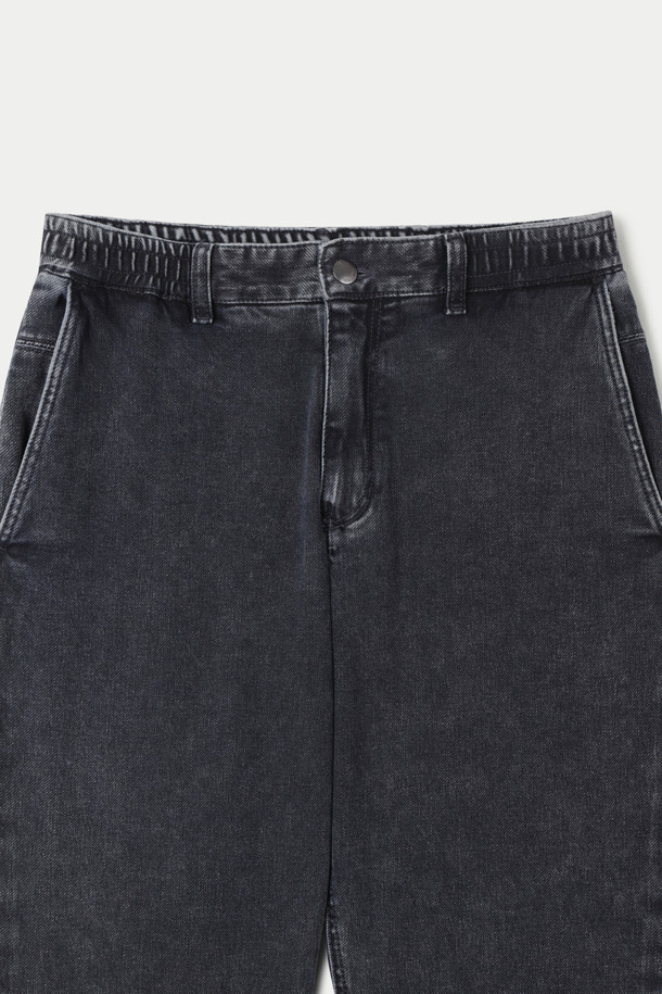 다이마루 블랙 워싱 릴렉스 데님팬츠는 캐주얼과 포멀 스타일을 모두 소화할 수 있는 데님 팬츠입니다. 스트레치 데님 소재로 제작되어 편안한 착용감을 선사하며, 빈티지 워싱으로 자연스러운 멋을 더했습니다. 켄톤 단추와 지퍼 여밈 디테일, 더블 스티치 보강으로 튼튼한 내구성을 자랑합니다. 허벅지부터 밑단까지 자연스럽게 좁아지는 릴랙스 핏으로, 다리가 길어 보이는 효과를 줍니다. 사계절 내내 활용 가능한 블랙 컬러의 긴 바지로, 다양한 스타일을 연출해보세요.
