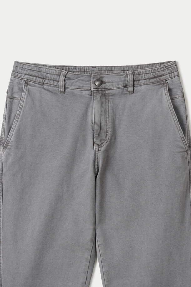 딥 컬러 다잉 스트레이트 데님 팬츠는 가먼트 다잉 기법을 사용하여 깊이 있는 네이비 컬러를 표현한 데님 팬츠입니다. 스트레치 데님 소재로 제작되어 편안한 착용감을 제공하며, 캐주얼 및 포멀 스타일 모두 소화 가능한 활용도를 자랑합니다. 켄톤 단추와 지퍼, 더블 스티치 보강으로 내구성을 높였으며, 스트레이트 핏으로 깔끔한 실루엣을 연출합니다. 비즈니스 캐주얼 및 출근룩에 적합하며, 미니멀하고 클래식한 스타일을 선호하는 분들께 추천합니다. 반드시 단독 세탁하여 관리하십시오.
