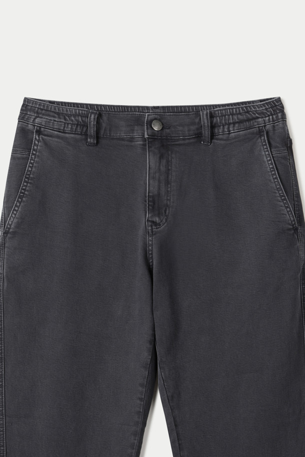 딥 컬러 다잉 스트레이트 데님 팬츠는 네이비 컬러의, 사계절 활용 가능한 데님 팬츠입니다. 가먼트 다잉 기법을 적용하여 깊이 있는 색감을 연출했으며, 스트레치 데님 소재로 제작되어 편안한 착용감을 선사합니다. 캐주얼, 미니멀, 클래식 스타일을 모두 소화할 수 있으며, 쇼핑룩에 적합합니다. 스트레이트핏으로 떨어지는 핏과 무지 디자인이 특징이며, 켄톤 단추와 지퍼로 포인트를 주었습니다. 
더블 스티치로 내구성을 높였으며, 이염에 유의하여 단독 세탁하는 것을 권장합니다.
