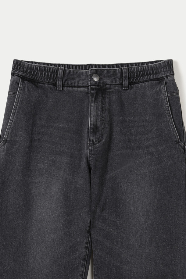 블랙 워싱 릴렉스 데님팬츠는 캐주얼, 클래식, 미니멀 스타일 모두 소화 가능한 활용도 높은 아이템입니다. 스트레치 데님 소재로 제작되어 편안한 착용감을 선사하며, 빈티지 워싱 디테일이 자연스러운 멋을 더합니다. 켄톤 단추와 지퍼 여밈으로 튼튼하게 마감되었으며, 더블 스티치 보강으로 내구성을 높였습니다. 허벅지부터 밑단까지 자연스럽게 좁아지는 릴랙스핏 실루엣으로, 어떤 상의와도 잘 어울리는 매력적인 핏을 연출합니다. 일상에서 편안하게 즐겨 입기 좋은 데님팬츠입니다.
