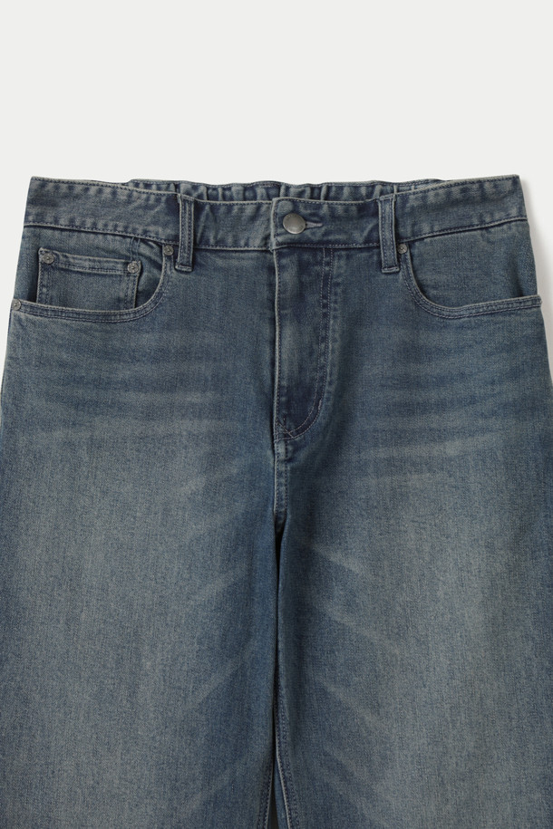 중청 루즈 스트레이트 데님 팬츠는 캐주얼과 빈티지 스타일을 모두 아우르는 매력적인 데님 팬츠입니다. 사계절 내내 활용 가능한 긴 기장의 바지로, 넉넉한 루즈핏과 스트레이트 핏이 편안하면서도 트렌디한 실루엣을 연출합니다. 중청 컬러에 워싱 디테일이 더해져 빈티지한 무드를 강조하며, 스트레치 데님 소재로 제작되어 활동성을 높였습니다. 브러쉬 워싱, 캣 워싱, 켄톤 단추, 더블 스티치 보강, 벨트고리 테이프 보강 등 섬세한 디테일이 돋보입니다. 데이트룩, 쇼핑룩 등 다양한 상황에 맞춰 캐주얼하거나 클래식하게 스타일링할 수 있습니다.
