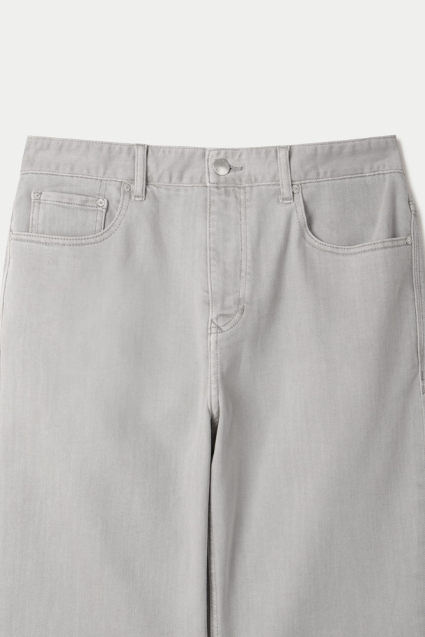 더티크림 루즈스트레이트 데님 팬츠는 오일 워싱 가공을 통해 빈티지한 멋을 살린 그레이 컬러 데님 팬츠입니다. 데이트룩, 쇼핑룩에 어울리는 캐주얼, 클래식, 미니멀 스타일로 연출하기 좋습니다. 면과 폴리우레탄 혼방의 신축성 있는 스트레치 소재로 편안한 착용감을 제공하며, 루즈핏과 스트레이트핏으로 디자인되어 어떤 체형에도 잘 어울립니다. 켄톤 단추와 지퍼, 더블 스티치 보강으로 튼튼하게 제작되어 오랫동안 착용할 수 있습니다.
