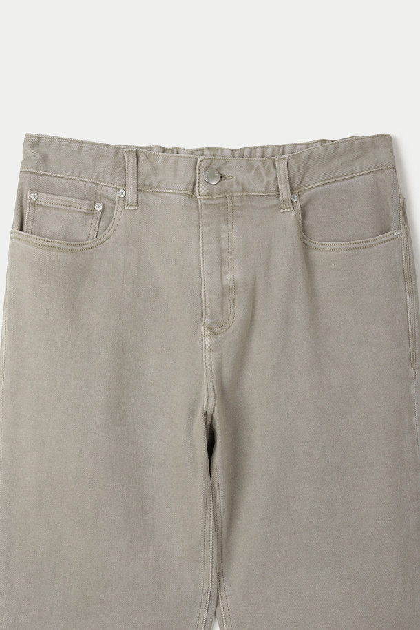 본딩 이중지 다잉 루즈스트레이트 데님팬츠는 캐주얼과 포멀 스타일을 넘나드는 활용도 높은 데님 팬츠입니다. 가먼트 다잉 기법으로 은은한 색감과 빈티지한 멋을 살렸으며, 스트레치 데님 소재와 본딩 이중지 원단을 사용하여 편안한 착용감을 선사합니다. 루즈핏과 스트레이트 핏으로 체형 커버는 물론, 트렌디한 스타일 연출도 용이합니다. 켄톤 단추와 지퍼, 더블 스티치 보강으로 내구성을 높였으며, 비즈니스 캐주얼 및 출근룩에도 잘 어울립니다.
