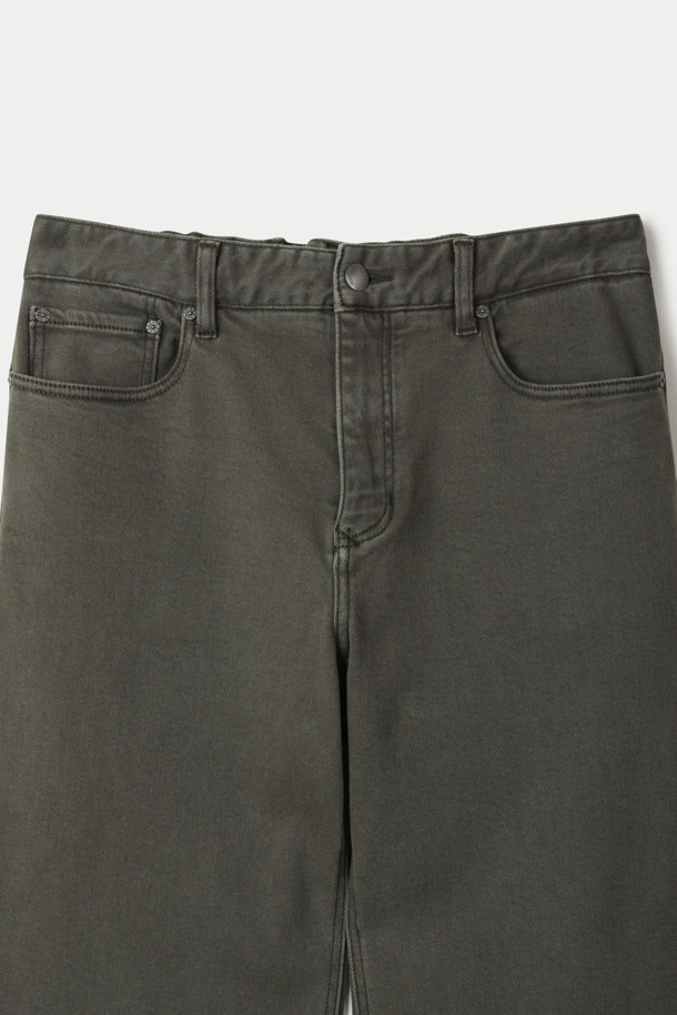 본딩 이중지 다잉 루즈스트레이트 데님팬츠는 가을, 겨울 시즌에 어울리는 데님팬츠입니다. 캐주얼, 클래식, 미니멀 스타일을 모두 소화할 수 있으며, 출근룩이나 모임룩으로 활용하기 좋습니다. 카키 색상의 무지 패턴으로 제작되었으며, 두꺼운 두께감의 본딩 이중지 원단을 사용하여 보온성을 높였습니다. 루즈핏과 스트레이트 핏으로 편안한 착용감을 선사하며, 가먼트 다잉 처리로 자연스러운 색감을 표현했습니다. 켄톤 단추와 지퍼, 더블 스티치 보강으로 내구성을 높였으며, 이염에 주의하여 단독 세탁하는 것을 권장합니다.
