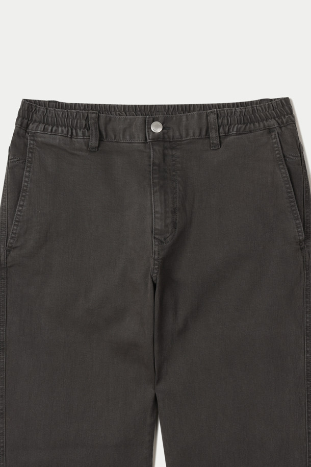 컬러다잉 릴렉스 데님팬츠는 가먼트 다잉 기법으로 제작되어 자연스러운 컬러감과 빈티지한 매력을 선사합니다. 스트레치 데님 소재로 제작되어 편안한 착용감을 제공하며, 릴랙스핏으로 활동성을 높였습니다. 허벅지부터 밑단까지 자연스럽게 좁아지는 실루엣으로 다리가 길어 보이는 효과를 줍니다. 켄톤 단추와 지퍼, 더블 스티치 보강으로 내구성을 높였으며, 캐주얼, 포멀 스타일 모두 소화 가능합니다. 단독 세탁을 권장하며, 이염에 주의하여 관리하십시오.
