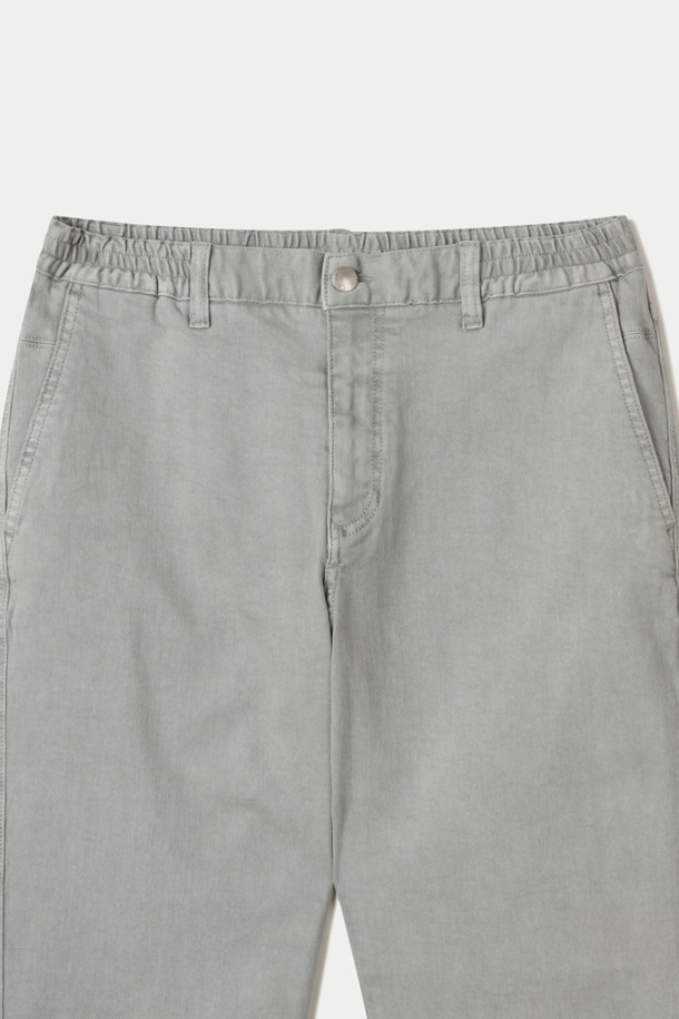 컬러다잉 릴렉스 데님팬츠는 가먼트 다잉 기법을 적용하여 은은하고 자연스러운 색감을 자랑하는 데님 팬츠입니다. 부드러운 스트레치 데님 소재로 제작되어 편안한 착용감을 선사하며, 릴렉스핏으로 활동성을 높였습니다. 허벅지부터 밑단까지 자연스럽게 좁아지는 실루엣으로 캐주얼부터 포멀까지 다양한 스타일을 연출할 수 있습니다. 켄톤 단추와 지퍼를 사용하여 튼튼하게 제작되었으며, 더블 스티치 보강으로 내구성을 더했습니다. 세탁 시에는 변색을 방지하기 위해 단독 세탁을 권장합니다.
