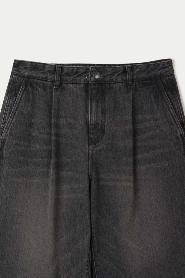 무심한 듯 세련된 스타일을 연출하는 원 턱 워싱 벌룬 데님 팬츠입니다. 부드러운 면 소재로 제작되어 편안한 착용감을 선사하며, 빈티지 워싱 디테일이 은은한 멋을 더합니다. 허벅지부터 밑단까지 좁아지는 테이퍼드 실루엣과 와이드 벌룬핏으로 트렌디함을 놓치지 않았습니다. 켄톤 단추와 지퍼 여밈, 더블 스티치 보강으로 튼튼함을 더했으며,  캐주얼, 미니멀 스타일 모두 소화 가능하여 동네 마실룩, 여행룩 등 다양한 TPO에 활용하기 좋습니다. 그레이 색상으로 어떤 상의와도 쉽게 매치할 수 있습니다.
