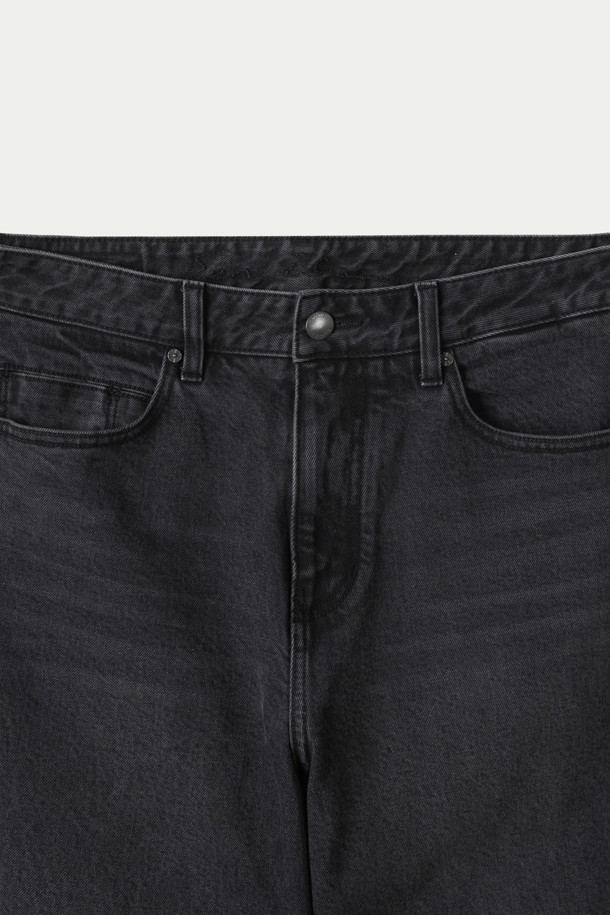 세련된 스타일을 연출하는 와이드 데님 팬츠입니다. 부드러운 면과 폴리우레탄 혼방 소재로 제작되어 편안한 착용감을 선사하며, 빈티지 워싱 처리로 은은한 멋을 더했습니다. 넉넉한 와이드핏과 루즈핏으로 트렌디한 실루엣을 완성하며, 데이트룩이나 쇼핑룩에 잘 어울립니다. 코인 포켓과 켄톤 단추, 지퍼 디테일은 물론, 더블 스티치 보강으로 내구성을 높였습니다. 그레이 컬러로 어떤 상의에도 쉽게 매치하여 캐주얼하면서도 미니멀한 스타일을 연출할 수 있습니다.
